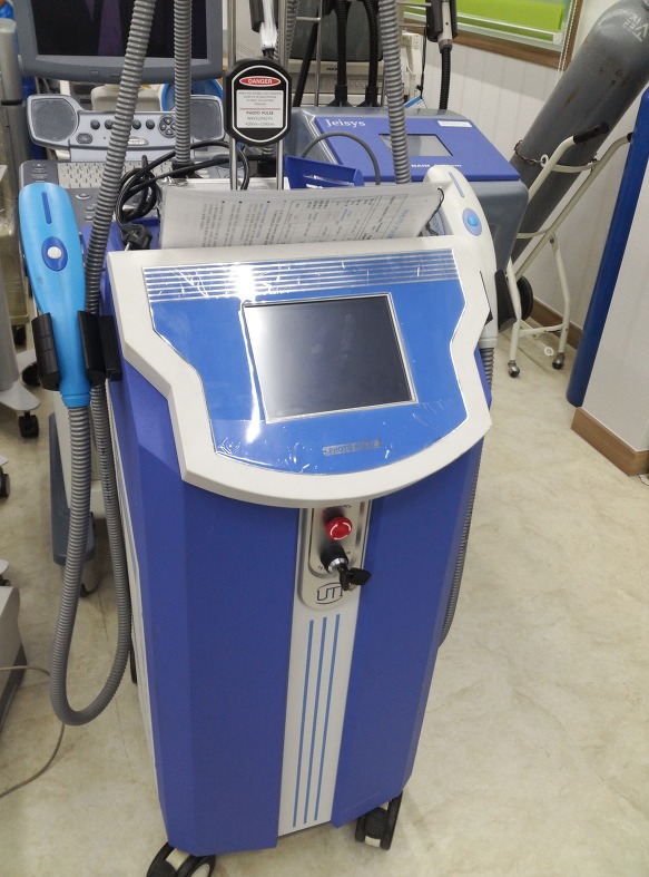 UTI IPL 광선 치료기의 조작부와 핸드피스