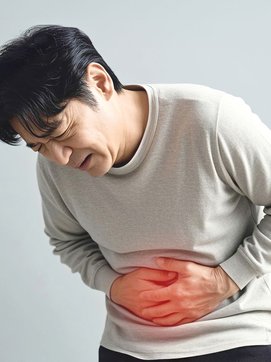 옆구리 통증으로 허리를 숙인 남성